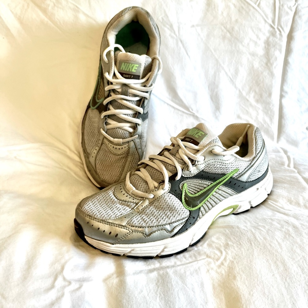 👟 👟🌸GUC Nike Sneakers, grey, black & green, size 9.5